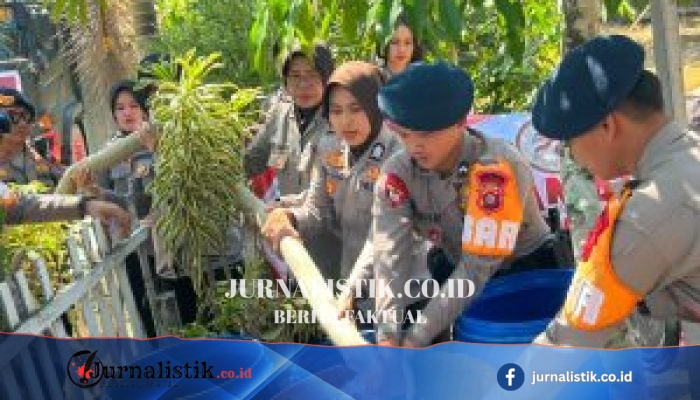 Brimob Gorontalo Bareng Polwan Bagikan Bantuan Air Bersih untuk 30 KK di Pulubala