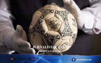 Bola “Tangan Tuhan” Maradona dari Piala Dunia 1986 terjual lelang £2,5 juta