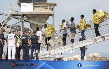 Lebih dari 170 migran dievakuasi setelah kapal penyeberangan terbakar di Selat Channel