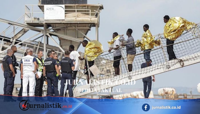Lebih dari 170 migran dievakuasi setelah kapal penyeberangan terbakar di Selat Channel