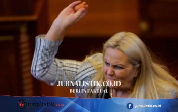 Wakil oposisi Kosovo Time Kadrijaj lempar telur ke PM sementara Albin Kurti saat sidang