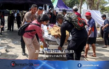 Pencarian korban selamat berlangsung setelah gempa kuat mengguncang Indonesia