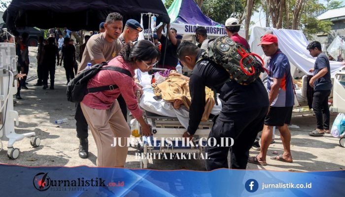 Pencarian korban selamat berlangsung setelah gempa kuat mengguncang Indonesia