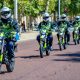 Pria muda berpenutup wajah di e-bike dan skuter listrik: Apa langkah yang tepat?