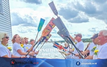 Pasangan Pengantin Menolak Mobil, Memilih Perahu Naga ke Resepsi