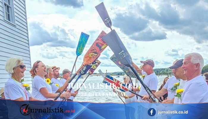 Pasangan Pengantin Menolak Mobil, Memilih Perahu Naga ke Resepsi