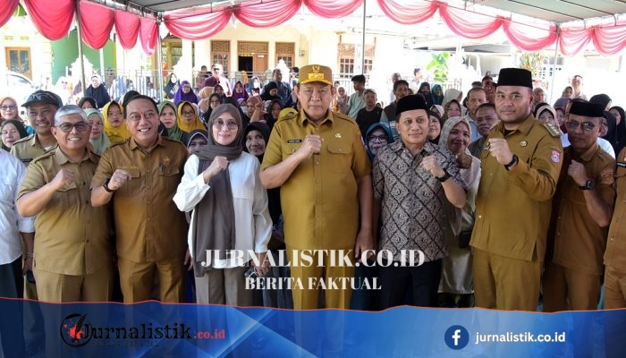 Gusnar Ismail Serahkan Bantuan Pangan untuk 200 KPM di Padengo