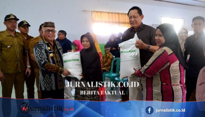 Gubernur Gusnar Ismail Tanggapi Cepat, Beras CPP Disalurkan untuk Warga Desa Huntu yang Makan Bitule