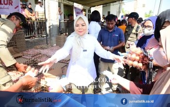 Idah Syahidah Rusli Habibie Lihat Warga Berbelanja di Pasar Murah Bersubsidi Telaga Jaya