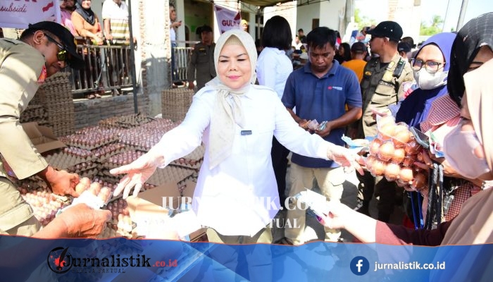 Idah Syahidah Rusli Habibie Lihat Warga Berbelanja di Pasar Murah Bersubsidi Telaga Jaya