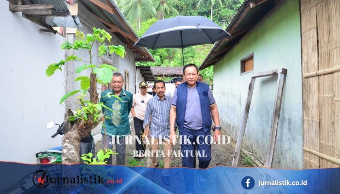 Gusnar Ismail Bagikan Sembako di Bone Pesisir saat Hujan Rintik