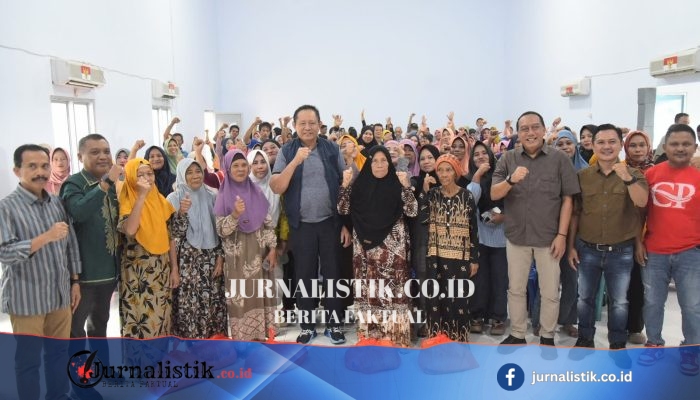 Hujan Guyur Bone Pesisir, Gusnar Ismail Serahkan 600 Paket Bantuan Pangan di Bone Bolango