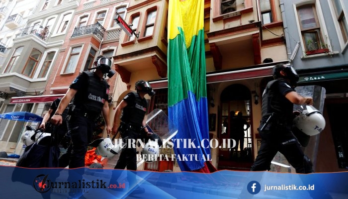 Polisi Turki Menahan 47 Orang dalam Penggerebekan Bar Gay dan Rumah Aktivis LGBTQ+ Terkait Kaos GL