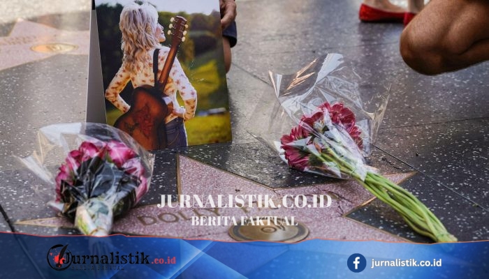 Dolly Parton mendapat bintang baru di Hollywood Walk of Fame setelah bintang lamanya dirusak