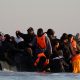 140 migran diselamatkan dari perahu karet tunggal di Selat Inggris