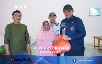 Gusnar Ismail Serahkan 100 Paket Bantuan Pangan bagi Warga Limehe Timur