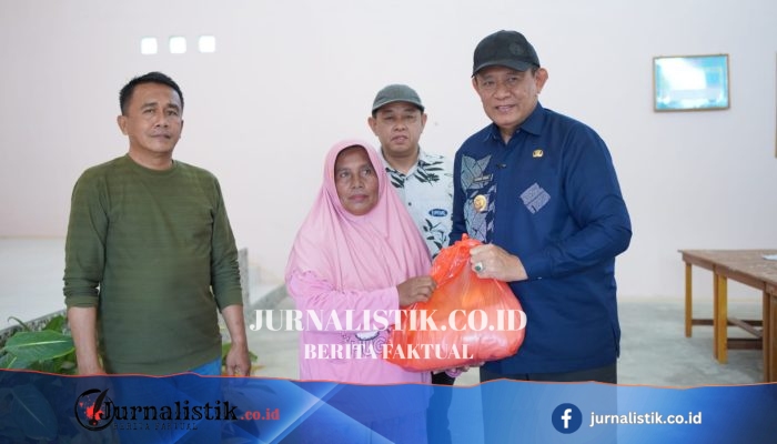 Gusnar Ismail Serahkan 100 Paket Bantuan Pangan bagi Warga Limehe Timur