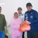 Gusnar Ismail Serahkan 100 Paket Bantuan Pangan bagi Warga Limehe Timur