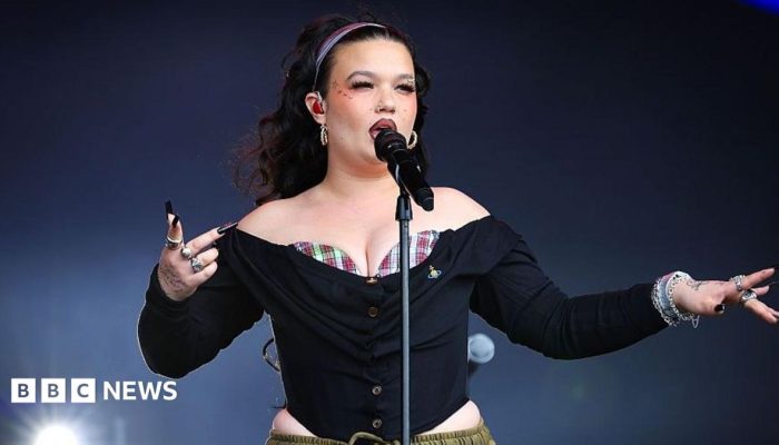 Lola Young: Vaping Bikin Napas Sesulit Kerja Berat, Paru-Paru Terasa “Bertenaga Baterai”
