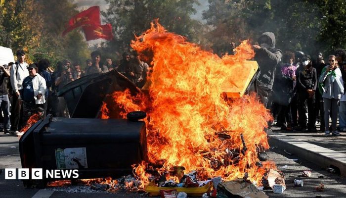 Kebakaran melanda sekolah di Prancis saat protes siswa bergulir nasional