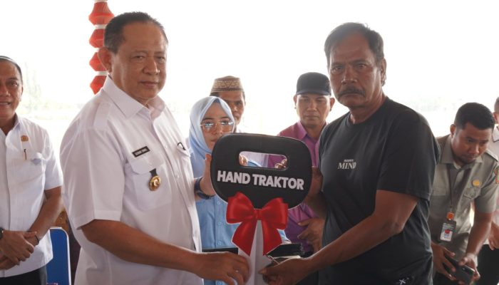 Gusnar Ismail Menyerahkan 41 Alsintan untuk Petani Kabupaten Gorontalo