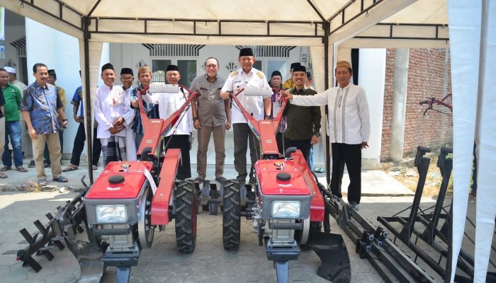 Gusnar Ismail Salat Jumat di Tolangohula dan Serahkan 153 Alsintan untuk Akses Pertanian