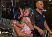 Video: Penumpang penerbangan Flydubai yang dialihkan tiba di Bandara Ben Gurion setelah insiden penusukan