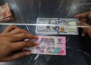 Rupiah Ditutup Melemah, Inflasi Kian ‘Bandel’ Menekan
