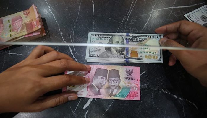 Rupiah Ditutup Melemah, Inflasi Kian ‘Bandel’ Menekan