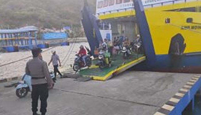 KMP Moinit Tiba di Pelabuhan Feri Gorontalo, Polsek Kawasan Amankan 122 Penumpang