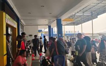 Personel Polsek Kawasan Pelabuhan Gorontalo Amankan Keberangkatan KMP Tuna Tomini ke Wakai-Ampana pada Jumat (9/10/2026)
