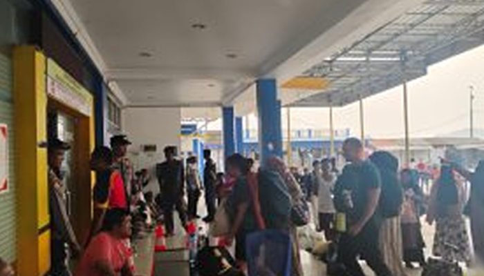 Personel Polsek Kawasan Pelabuhan Gorontalo Amankan Keberangkatan KMP Tuna Tomini ke Wakai-Ampana pada Jumat (9/10/2026)