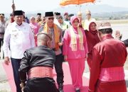 Irjen Pol Nurworo Danang Tiba di Gorontalo, Disambut Adat Mopotilolo bersama Ny. Desi Danang