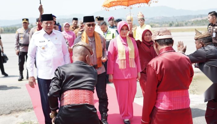 Irjen Pol Nurworo Danang Tiba di Gorontalo, Disambut Adat Mopotilolo bersama Ny. Desi Danang