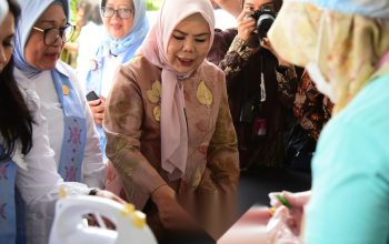 Selvi Ananda Rakabuming Perkenalkan Kue Karawo kepada SERUNI KMP di Pelatihan Purna PMI Gorontalo
