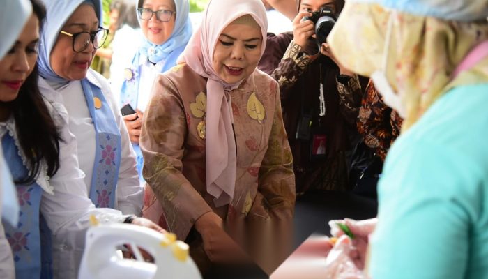 Selvi Ananda Rakabuming Perkenalkan Kue Karawo kepada SERUNI KMP di Pelatihan Purna PMI Gorontalo