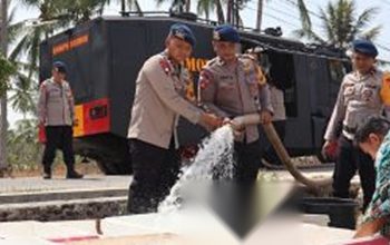 Kemarau Keringkan Sumber Air, Brimob Polda Gorontalo Distribusi 12.000 Liter ke Pemukiman Pentadio Barat