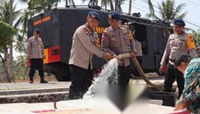 Kemarau Keringkan Sumber Air, Brimob Polda Gorontalo Distribusi 12.000 Liter ke Pemukiman Pentadio Barat