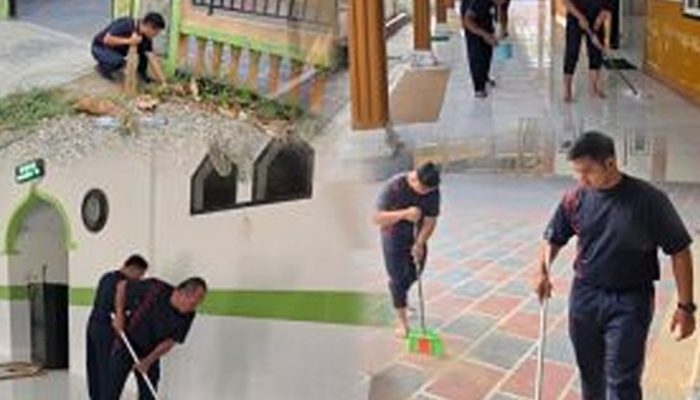 Bakti Lingkungan Green Policing, Polsek Kabila Bersihkan Masjid Darul Muhajirin