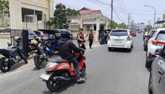 Patko Siang Dit Samapta Polda Gorontalo Sterilkan Gereja untuk Ibadah Minggu di Kota Gorontalo