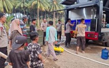 Satbrimob Polda Gorontalo Distribusikan 25.000 Liter Air Bersih bagi Warga Desa Bintana, Atinggola