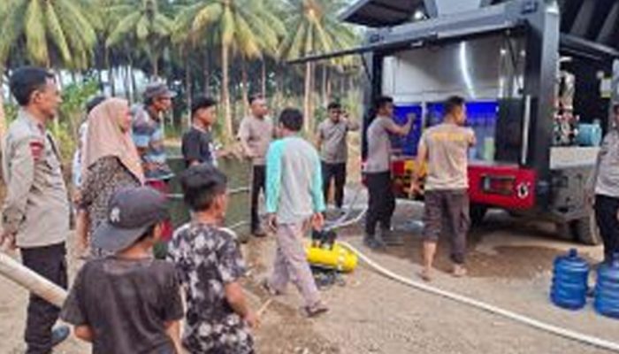 Satbrimob Polda Gorontalo Distribusikan 25.000 Liter Air Bersih bagi Warga Desa Bintana, Atinggola