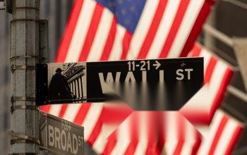 Saham Pembuat Chip Turun, Wall Street Menjelang Musim Laporan Keuangan