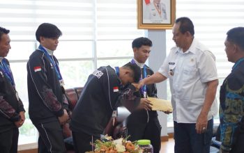 Pelatih Takraw Noldi Ucapkan Terima Kasih Usai Gubernur Gusnar Serahkan Bonus