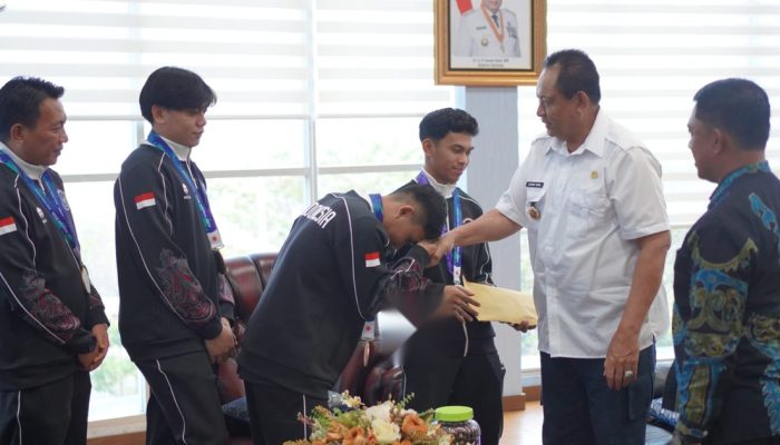 Pelatih Takraw Noldi Ucapkan Terima Kasih Usai Gubernur Gusnar Serahkan Bonus